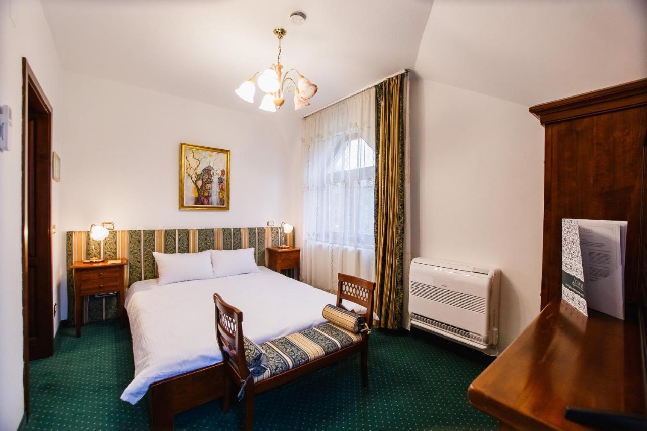 Casa 3 Guesthouse 오라데아 외부 사진