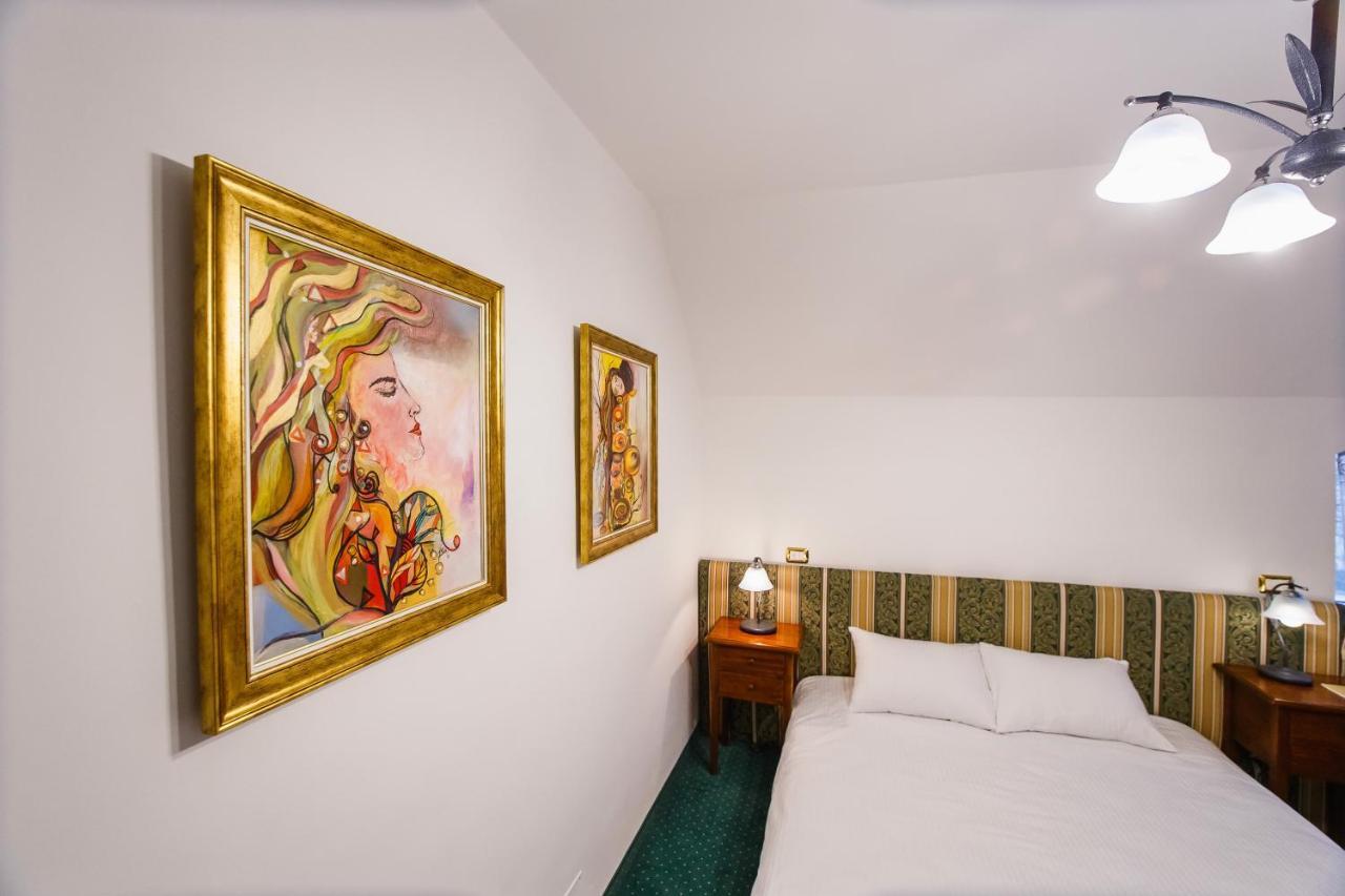 Casa 3 Guesthouse 오라데아 외부 사진